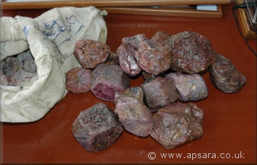 Large pieces of red corundum suitable for glass filling treatment